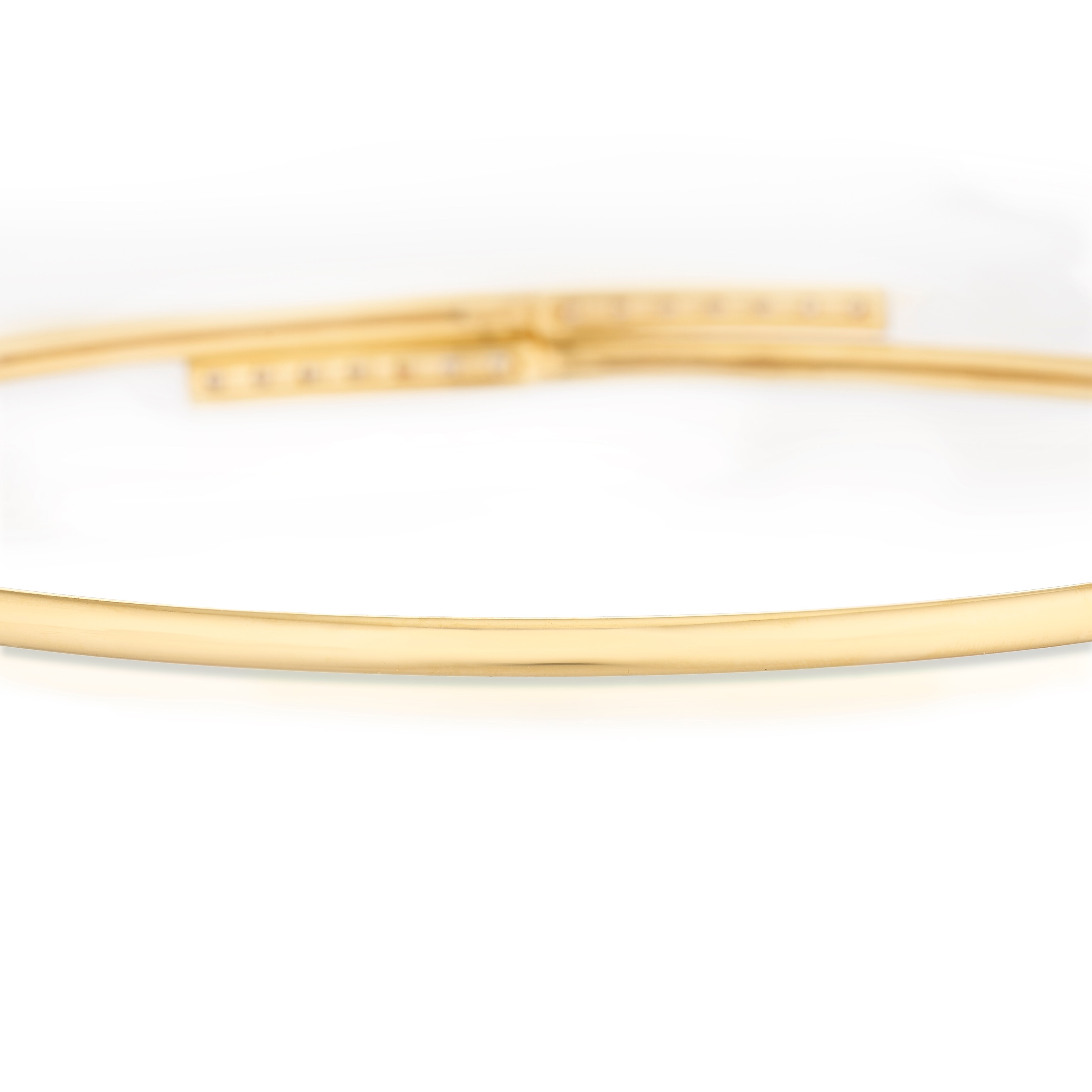 pryground シュウト　 009-ROD-BANGLE 9ct Yellow Gold & Cubic Zirconia Crossover Edge Bangle | Ernest Jones